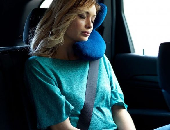 L’oreiller de voyage, un accessoire adapté aux problèmes douleurs cervicales lors des voyages