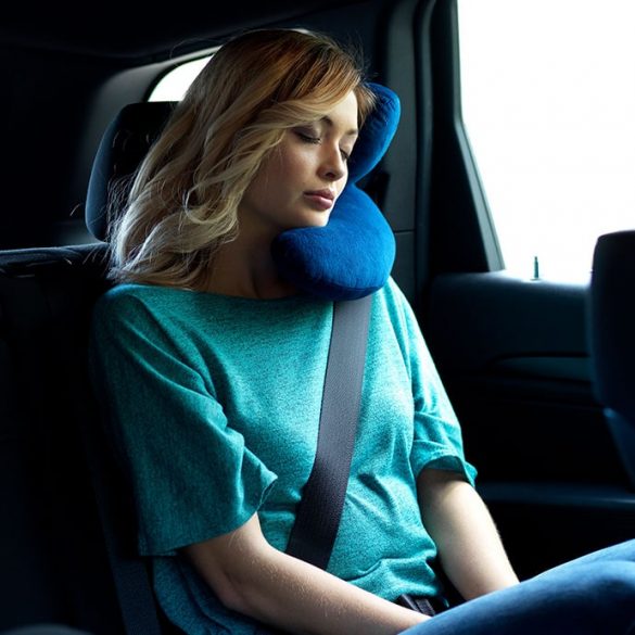 L’oreiller de voyage, un accessoire adapté aux problèmes douleurs cervicales lors des voyages