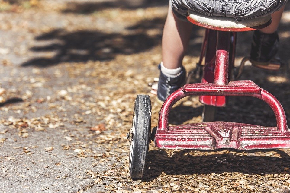 Améliorez la motricité de votre enfant avec un tricycle pour bébé